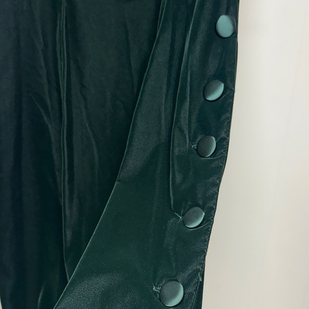 Jessica Howard Elegant Green Velour Midi Dress with Elegant Side Button - Picture 2 of 9